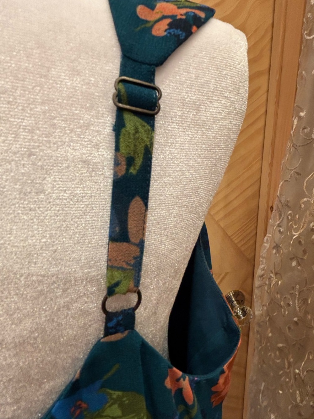 Cabi Sleeveless Teal Floral V-Neck Women’s Top adjustable straps - Picture 6 of 7